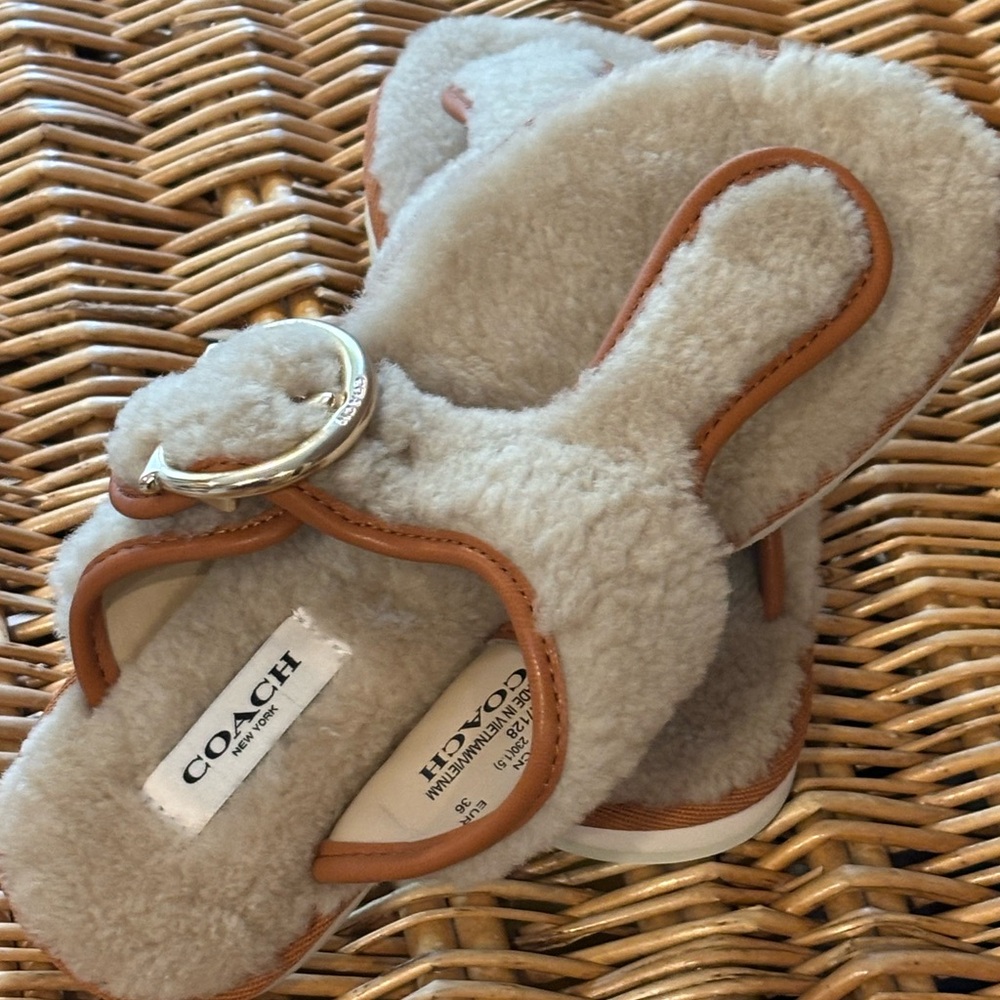 🆕 🌺 Coach Hollie Shearling Flip-Flop Sandals Slippers Natural Brown Size 5.5